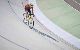 vue de dessus de l'homme en vêtements de sport cyclisme sur piste à l'extérieur photo