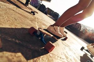 né pour patiner. gros plan d'une jeune femme faisant du skateboard tout en passant du temps à l'extérieur photo