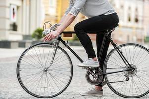 prêt à rouler. gros plan, de, jeune homme, séance, sur, sien, bicyclette, dehors photo