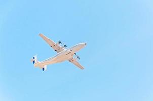 le plus grand avion du monde vole sur fond de ciel bleu. photo