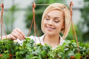 jardinage de beauté. belle jeune femme travaillant dans un jardin et souriant photo