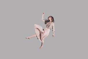 Chute libre. prise de vue en studio d'une jeune femme attirante planant dans l'air photo