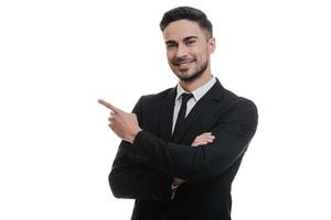 beau jeune homme en costume complet souriant et regardant la caméra en se tenant debout sur fond blanc photo