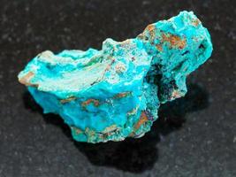 Pierre de chrysocolle sur fond sombre photo