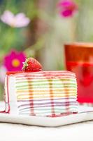 cheesecake arc-en-ciel avec des fraises fraîches