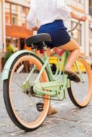 prêt pour un tour. gros plan, de, jeune femme, équitation, bicyclette, long, les, rue photo