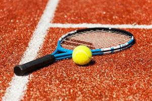 jouer au tennis gros plan sur une raquette de tennis et une balle de tennis posées sur le terrain photo