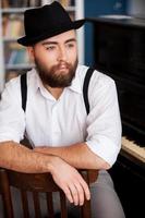 en attente d'inspiration. portrait de beaux jeunes hommes barbus assis devant son piano photo