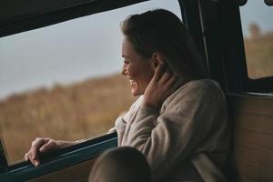 femme dans une camionnette photo