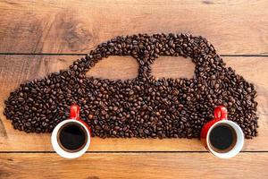 voiture de café. vue de dessus de la voiture fabriquée à partir de grains de café posés sur le bureau en bois photo