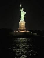 statue de la liberté la nuit photo