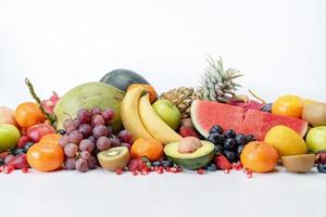 ensemble de fruits exotiques colorés, d'oranges et de pastèques. photo