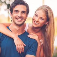 heureux couple d'amoureux. portrait de beau jeune couple aimant souriant et regardant la caméra tout en se tenant à l'extérieur photo