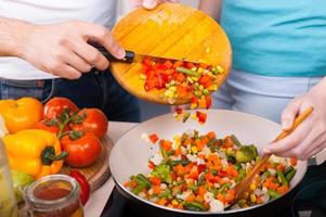 légumes hachés. gros plan, de, couple, préparer nourriture, ensemble photo