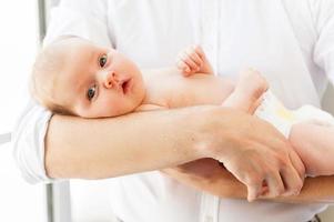 père avec bébé. gros plan du père tenant un petit bébé photo