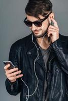 homme à lunettes de soleil photo