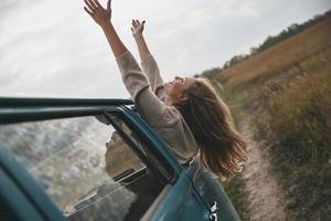 femme dans une camionnette photo