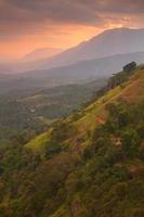 paysage coucher de soleil dans les montagnes du sri lanka