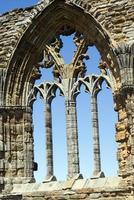 Détail de la fenêtre gothique des ruines de l'église photo