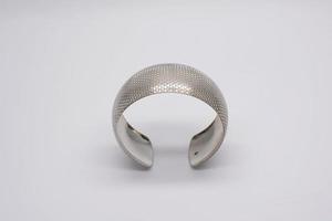 bague en argent sur fond blanc photo