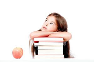 mignonne petite fille enfant regardant sur le bureau à l'école. photo