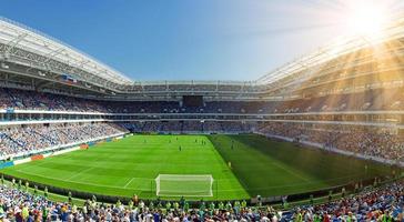 arène de stade de football avec herbe verte naturelle photo