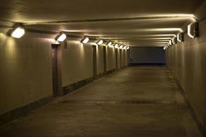 tunnel avec des lampes. tunnel de la ville sous la route. photo