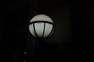 lampe dans la rue. lumière en ville. source lumineuse ronde. photo