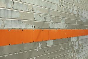 vieux mur avec bande orange. détails du bâtiment. texture de surface en diagonale. photo