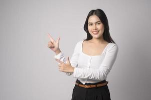 portrait de jeune belle femme souriante sur fond blanc studio photo