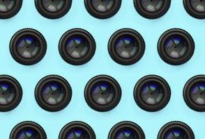 quelques objectifs d'appareil photo avec une ouverture fermée se trouvent sur un fond de texture de papier de couleur bleu pastel de mode