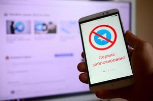 kharkov, ukraine - 30 avril 2018 un téléphone mobile avec l'écran de l'application télégramme avec un panneau d'interdiction et l'accès à l'inscription russe est refusé. roskomnadzor a bloqué le service de télégramme en russie photo