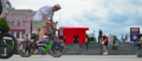 image défocalisée de beaucoup de gens avec des vélos bmx. rencontre des fans de sports extrêmes photo