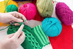 fille tricote des aiguilles à tricoter des chaussettes photo