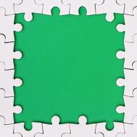 cadrage en forme de rectangle, constitué d'un puzzle blanc autour de l'espace vert photo
