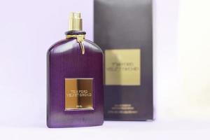 kharkov, ukraine - 9 décembre 2020 la bouteille de parfum de parfum d'orchidée de velours tom ford se trouve sur un fond lilas clair. tom ford est un créateur de mode américain a lancé sa marque de luxe éponyme en 2006 photo