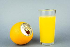 jus d'orange sur fond gris photo