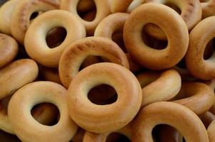 photo en gros plan de bagels jaunes frais. un type populaire de produits à base de farine. l'une des friandises russes traditionnelles pour le thé