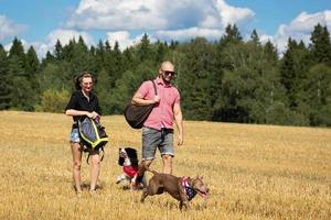 fille et l'homme avec le chien photo