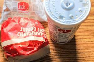 washington, états-unis - 15 mars 2022 jack in the box hamburgers, frites et verres servis sur une table en bois marron. photo