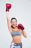 femme de remise en forme avec des gants de boxe célébrant sa victoire photo