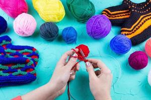 fille tricote des aiguilles à tricoter des chaussettes photo