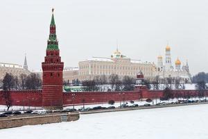 vue sur le palais du grand kremlin et les murs du kremlin à moscou photo