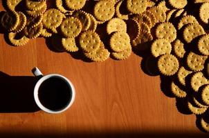 petite tasse à café et biscuit salé photo