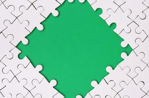 encadrement en forme de losange, constitué d'un puzzle blanc autour de l'espace vert photo