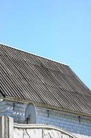 les toits blancs frissonnants apportent des économies fraîches dans le grenier résidentiel photo