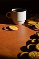petite tasse à café et biscuit salé photo