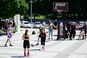 kharkiv, ukraine - 27 mai 2018, les équipes féminines jouent au streetball en plein air lors du festival annuel des cultures de rue photo