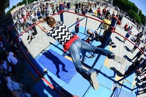 kharkiv, ukraine - 27 mai 2018 spectacle d'entraînement de rue lors du festival annuel des cultures de rue photo