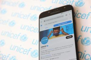 ternopil, ukraine - 2 mai 2022 compte twitter de l'unicef sur l'écran du smartphone - programme des nations unies qui fournit une aide humanitaire et au développement aux enfants photo